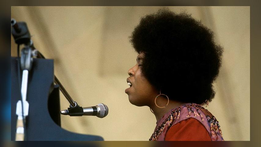 American singer Roberta Flack performs live on stage circa 1970. (Photo by David Redfern/Redferns)