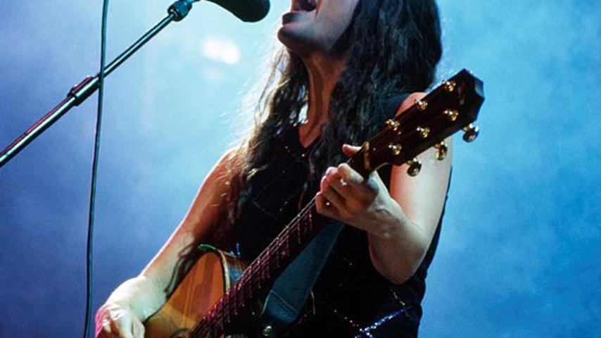 FRANCE - DECEMBER 10: Photo of Alanis MORISSETTE; Alanis Morissette performing on stage at an Amnesty International concert (Photo by Diana Scrimgeour/Redferns)