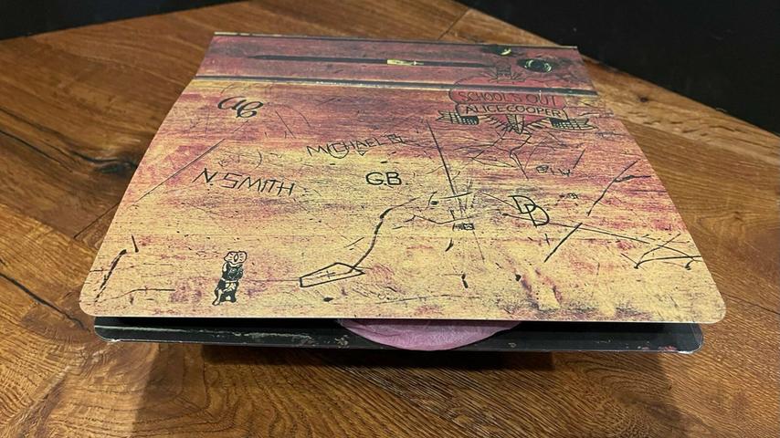 SCHOOL'S OUT FOREVER 